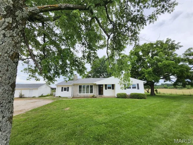 Living room — 3711 M- State Highway MM Mountain Grove Missouri real estate