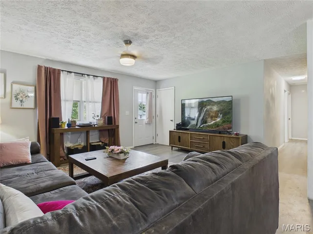 Living room — 24030 Tallboy Lane St Robert Missouri real estate