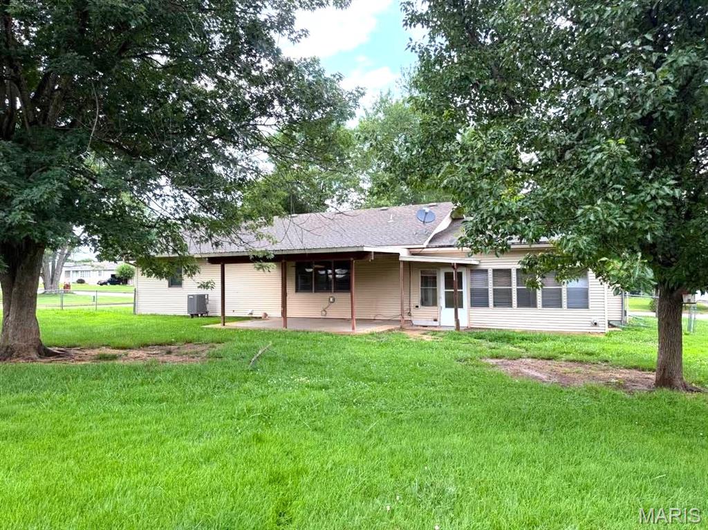 Primary bedroom — 400 Farmers Lane Lebanon Missouri real estate