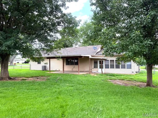 Primary bedroom — 400 Farmers Lane Lebanon Missouri real estate