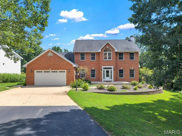 Front exterior — 10 Grand Oaks Estate Sullivan Missouri real estate