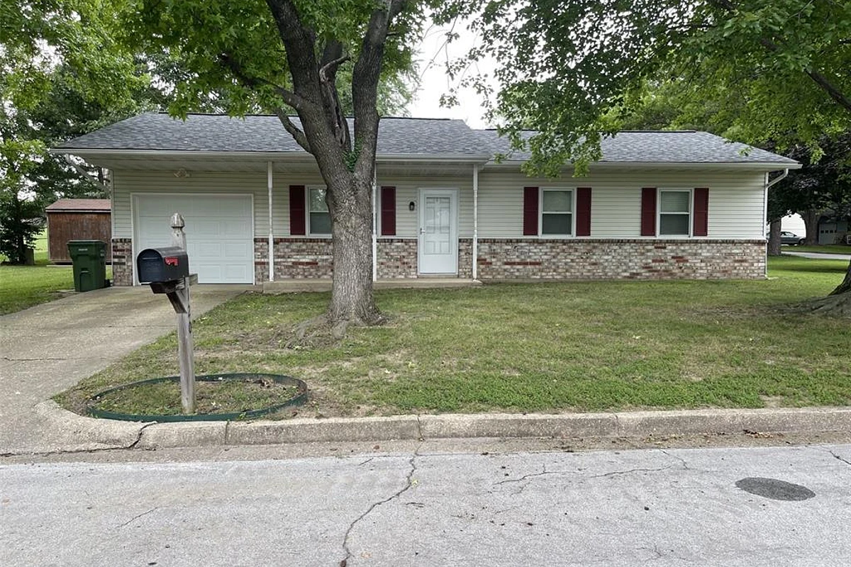 120 Whitecliff Street Rolla Missouri 3 bedroom 2 bathroom home for sale listed at $207,500