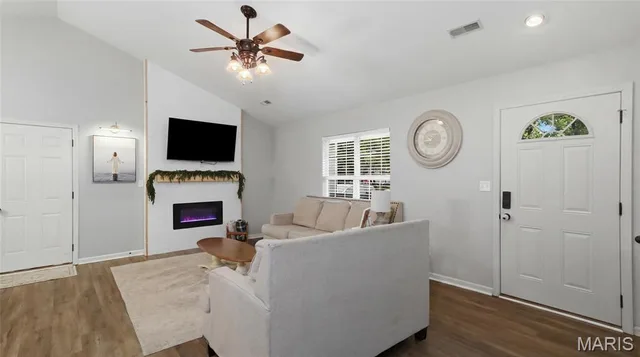 Primary bedroom — 23785 Risen Road Waynesville Missouri real estate