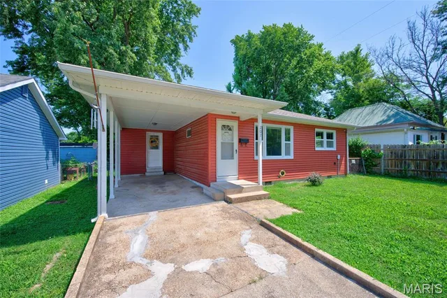 Front exterior — 207 Catalpa Lane Lebanon Missouri real estate