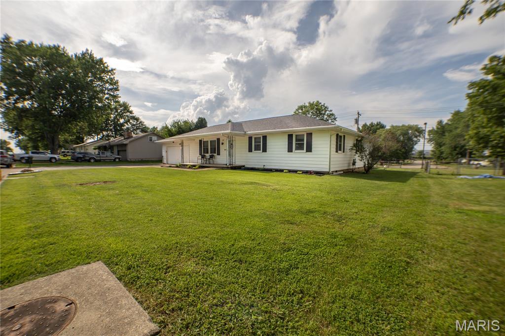 Primary bedroom — 237 Farmers Lane Lebanon Missouri real estate