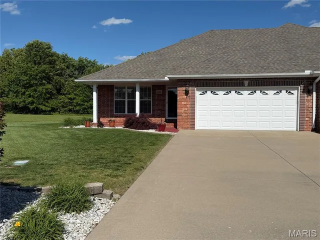Living room — 1316 Dara Drive Lebanon Missouri real estate