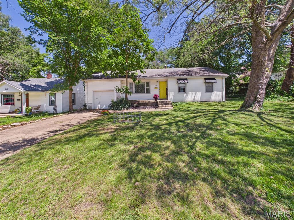 Living room — 250 Sherman Street Lebanon Missouri real estate