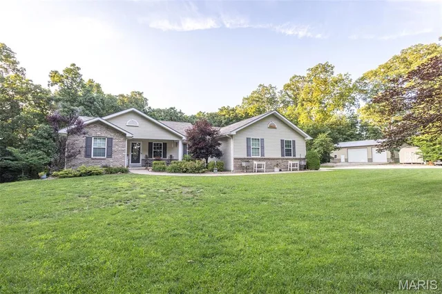 5682 Pike 18 Highway, Curryville MO
