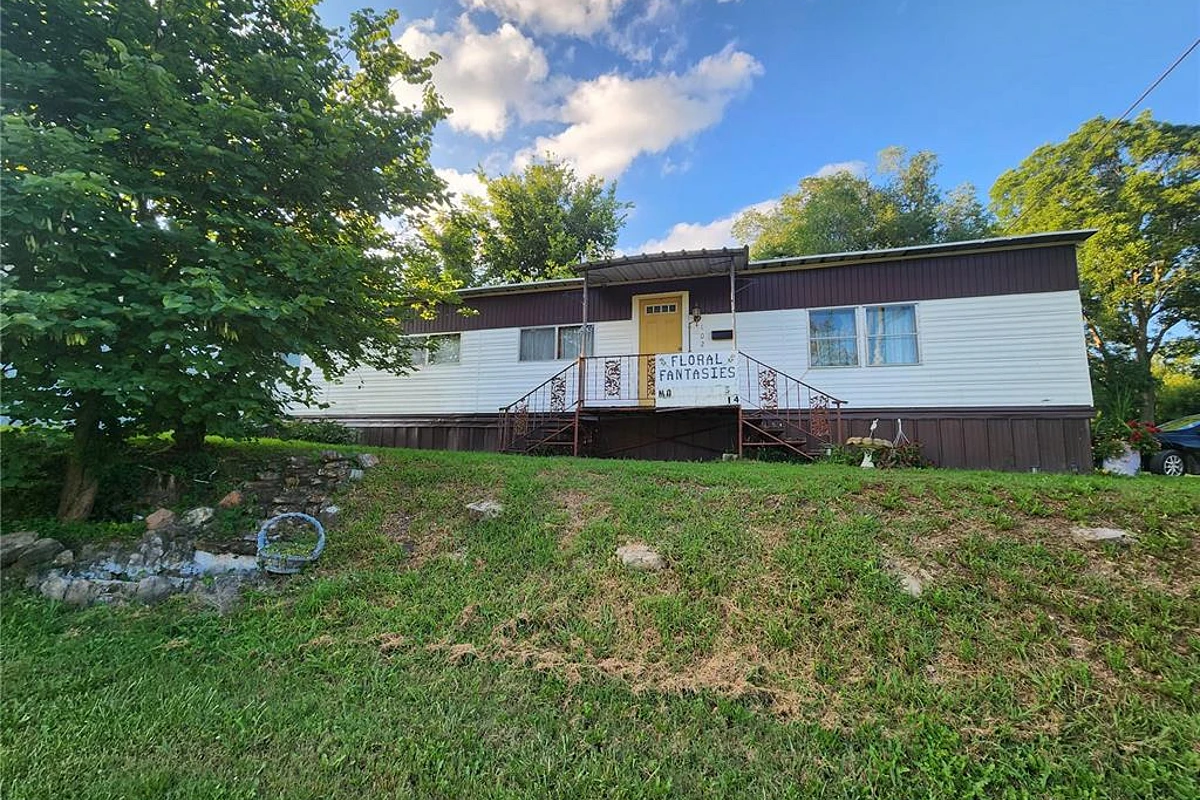 102 E Jefferson Avenue Conway Missouri 3 bedroom 2 bathroom home for sale listed at $87,000