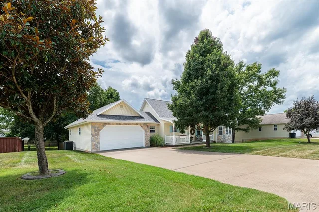 Primary bedroom — 125 Mesa Drive Waynesville Missouri real estate