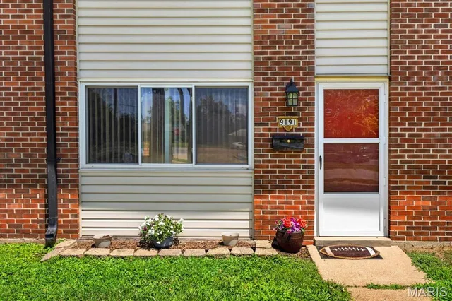 Front exterior — 9191 Villaridge Court Affton Missouri real estate