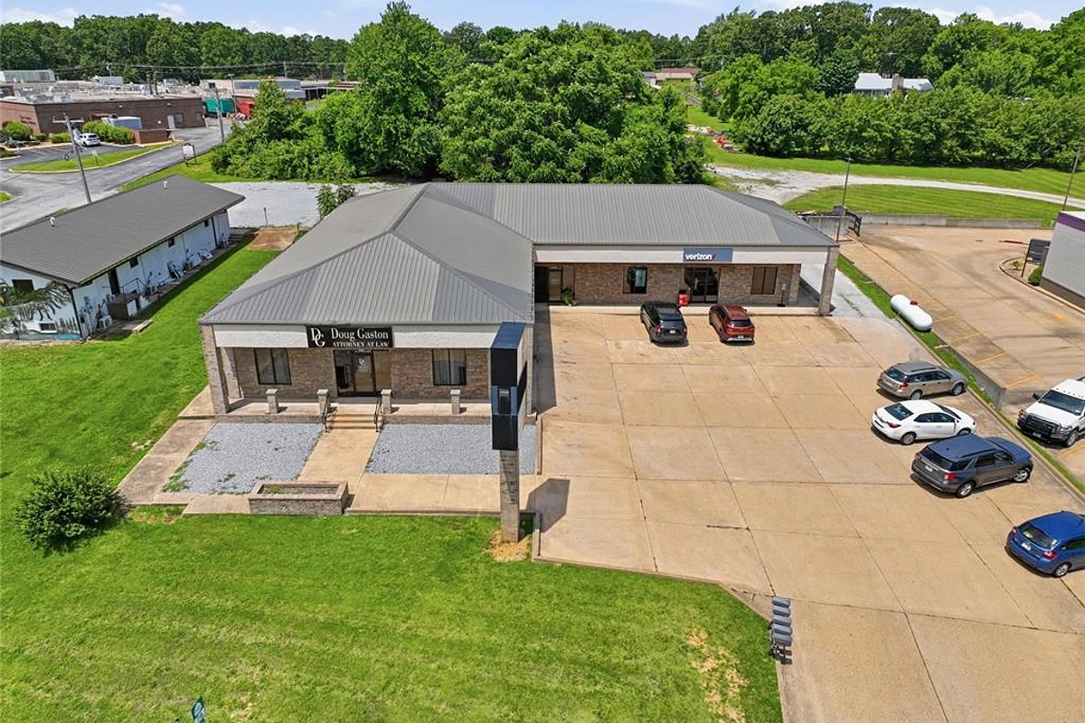 1213 M- South Highway 63 Houston Missouri home for sale listed at $699,000