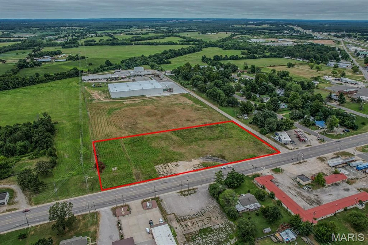 TBD E Elm Street Lebanon Missouri home for sale listed at $425,000