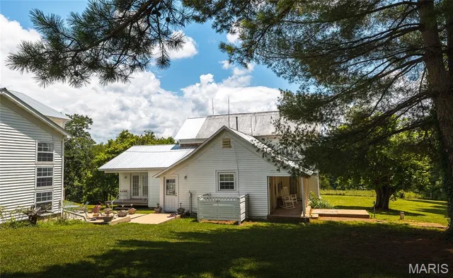 Primary bedroom — 127 Huzzah Creek Road Steelville Missouri real estate