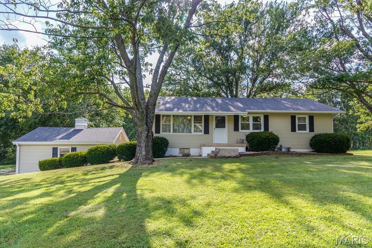 30261 Orchard Drive Lebanon Missouri 5 bedroom 2 bathroom home for sale listed at $469,000