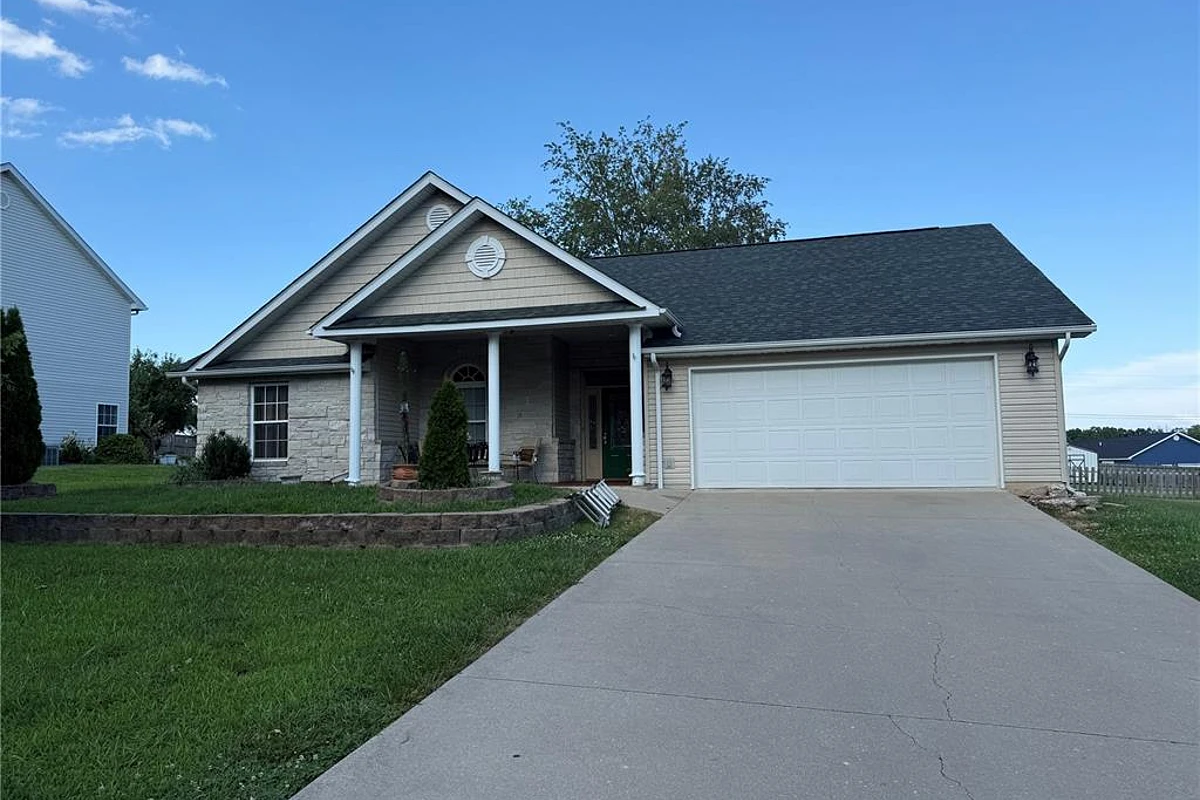 10180 Summerfield Drive Rolla Missouri 3 bedroom 2 bathroom home for sale listed at $319,900