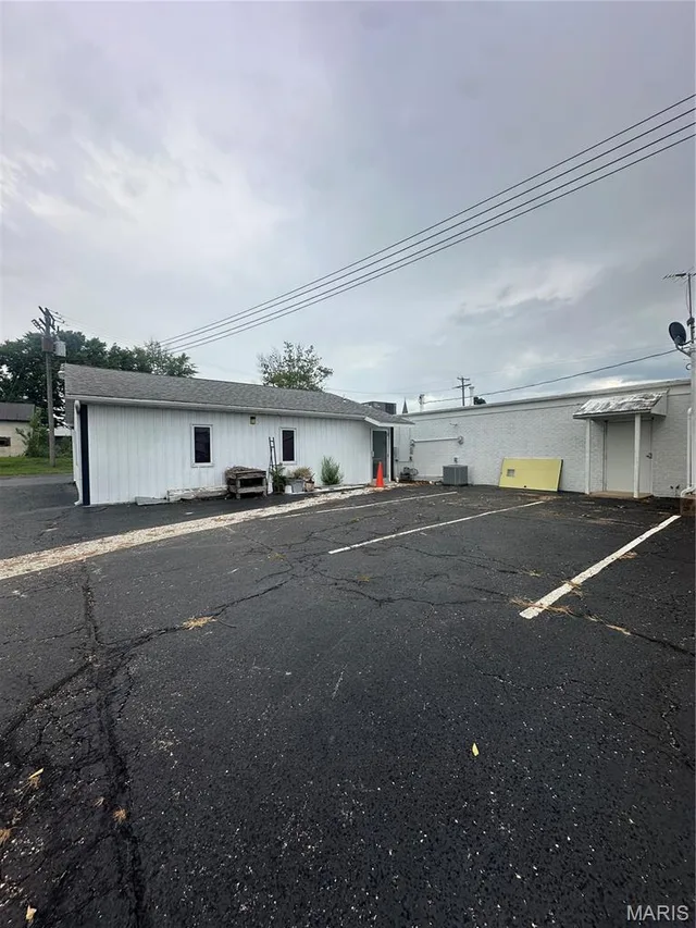 Primary bedroom — 303 Highway 63 Vienna Missouri real estate