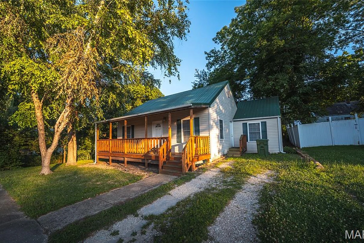 906 E 6th Street Rolla Missouri 3 bedroom 2 bathroom home for sale listed at $160,000
