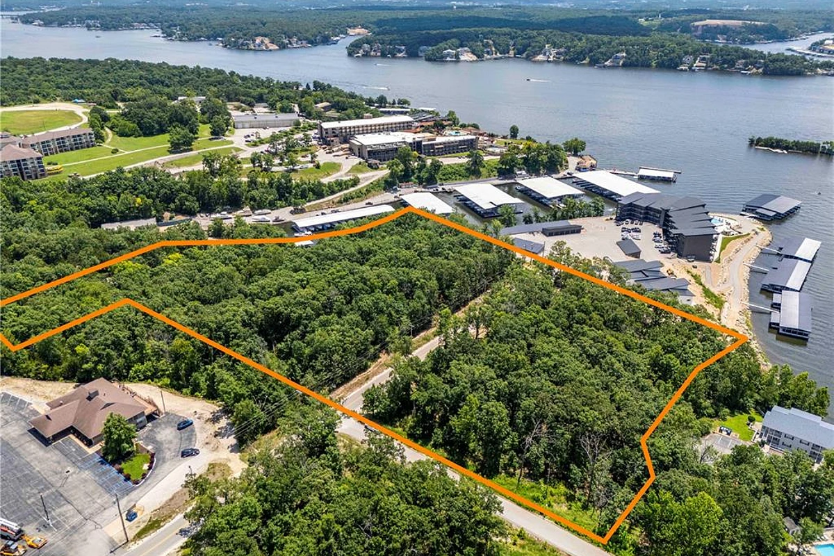 00 Vintage Lake Ozark Missouri home for sale listed at $1