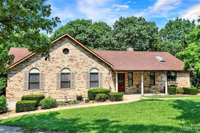 5965 Evergreen Lane, Villa Ridge MO