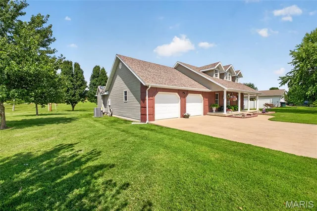 Living room — 1269 Quail Valley Circle Lebanon Missouri real estate