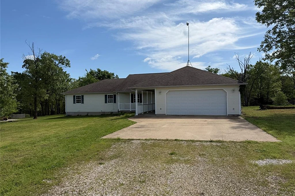 23863 Raspberry Lane Waynesville Missouri 4 bedroom 2 bathroom home for sale listed at $189,000