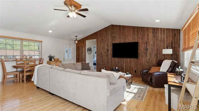 Primary bedroom — 19758 Sugar Lane Waynesville Missouri real estate