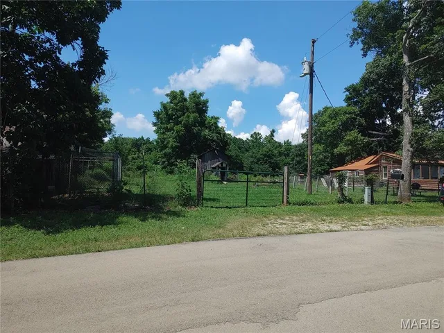 Primary bedroom — 209 County Road 101 Ironton Missouri real estate
