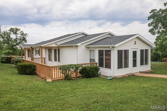 Front exterior — 700 N High Street Iberia Missouri real estate