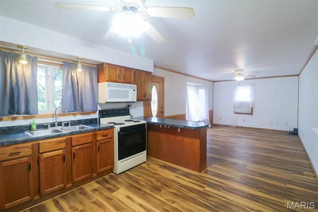 Primary bedroom — 700 N High Street Iberia Missouri real estate