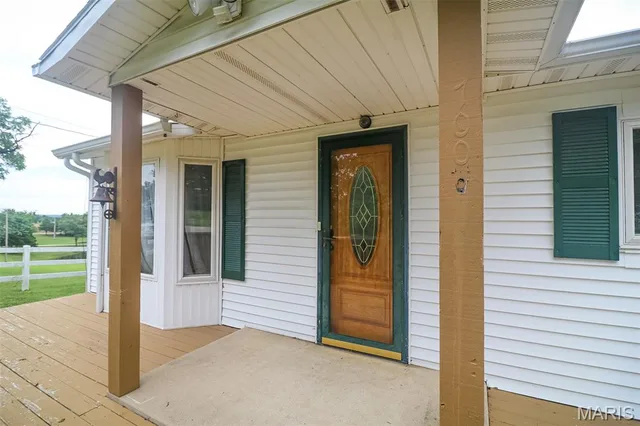Front exterior — 700 N High Street Iberia Missouri real estate
