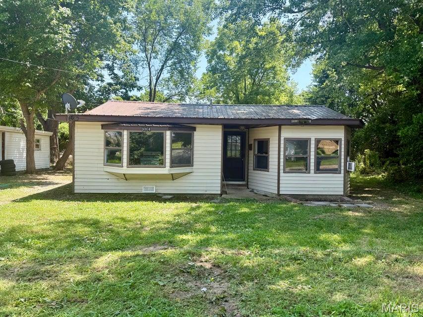 304 Ozark Street Houston Missouri 2 bedroom 1 bathroom home for sale listed at $65,000