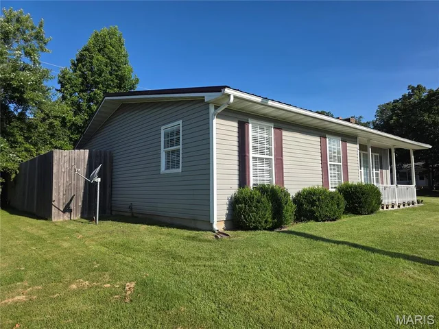 Primary bedroom — 1605 McCutchen Road Rolla Missouri real estate