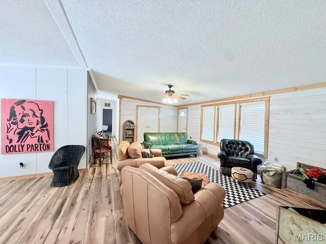 Living room — 10595 Mill Road Bucyrus Missouri real estate