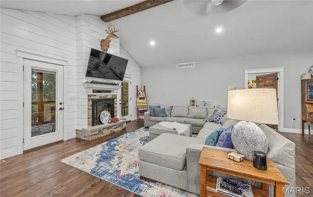 Living room — 17545 State Route H St James Missouri real estate