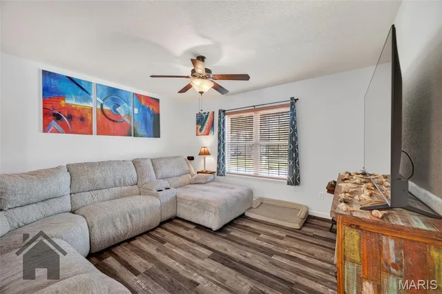 Living room — 18719 Lynn Lane Waynesville Missouri real estate
