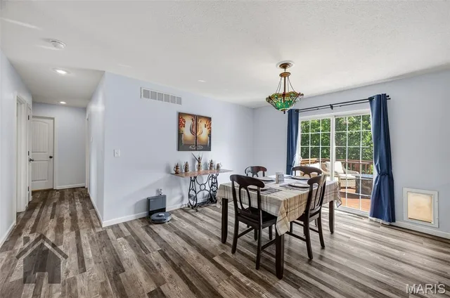 Primary bedroom — 18719 Lynn Lane Waynesville Missouri real estate