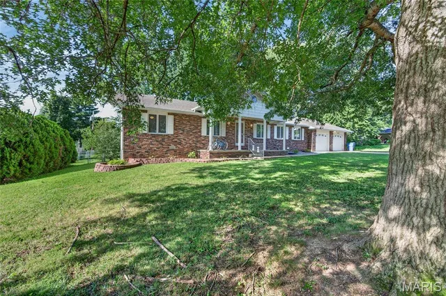 Living room — 603 Birchbark Lane Lebanon Missouri real estate
