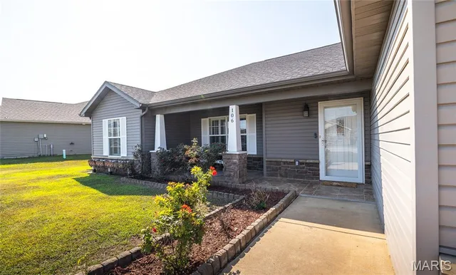 Front exterior — 106 Greythorn Court St Robert Missouri real estate