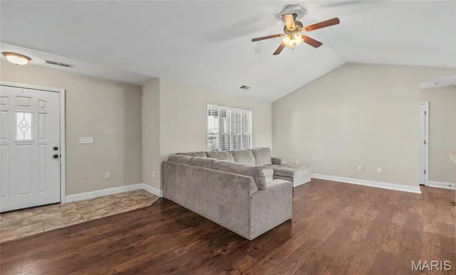 Primary bedroom — 106 Greythorn Court St Robert Missouri real estate
