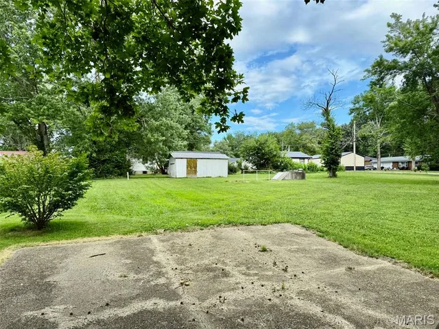 Primary bedroom — 320 Quaker Avenue Houston Missouri real estate