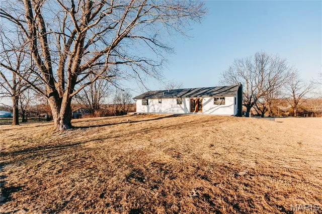 Living room — 30963 Highway 63 Vienna Missouri real estate