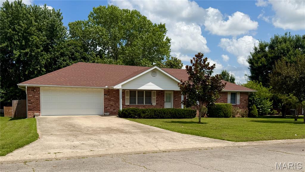 1218 Quail Valley Circle Lebanon Missouri 3 bedroom 2 bathroom home for sale listed at $324,900