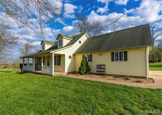 Primary bedroom — 18320 State Highway KK Sedgewickville Missouri real estate