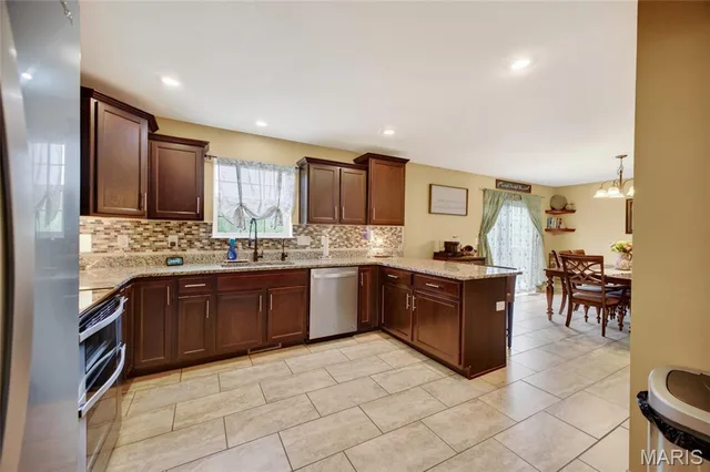 Kitchen — 131 Creek View Drive St Robert Missouri real estate