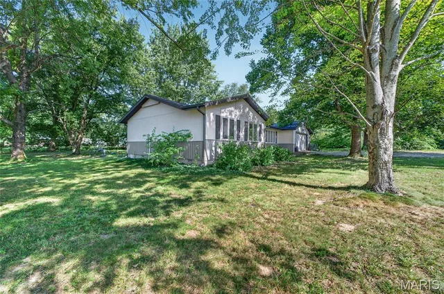 Living room — 16998 Kneedler Street Lebanon Missouri real estate