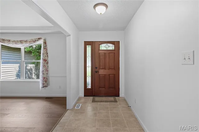 Living room — 279 Fawn Ridge Lane Hillsboro Missouri real estate