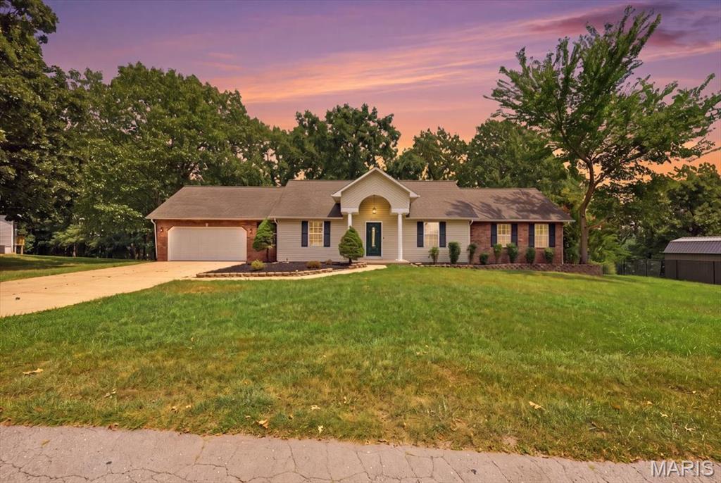 20250 Harlequin Lane Dixon Missouri 5 bedroom 3 bathroom home for sale listed at $290,000