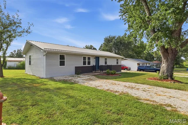 Front exterior — 201 Greenwich Avenue Eldon Missouri real estate