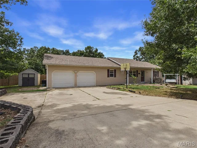 Primary bedroom — 15505 Top Drive St Robert Missouri real estate